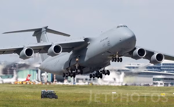 Cùng máy bay B-2 đến Iceland, là máy bay vận tải C-5; máy bay này phải chở một số nhân viên kỹ thuật và vật tư phục vụ B-2 trong thời gian lưu lại. B-2 có thể khó ở ngoài rìa của vòng Bắc Cực trong một thời gian dài, do khí hậu Iceland không quá lạnh vào tháng Tám; nhiệt độ dao động quanh 10 độ. Nhưng trong lần triển khai B-2 sau đó, Iceland sẽ trở nên lạnh và ẩm ướt hơn.