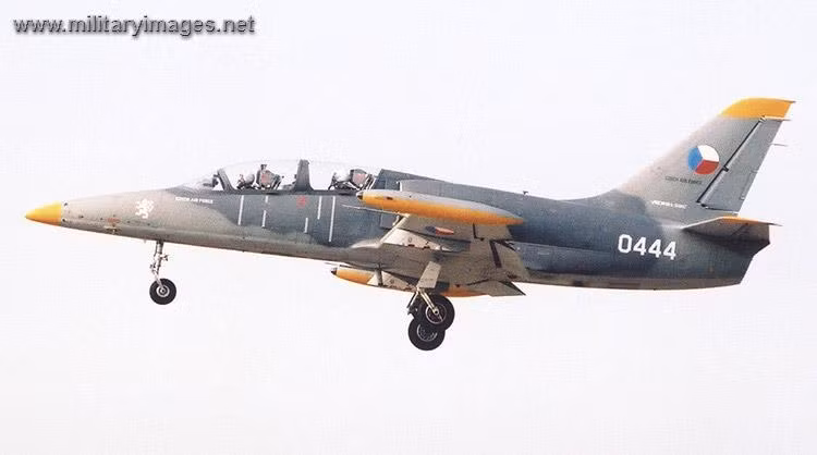 Kết quả là Tiệp Khắc cũ gần như không có vũ khí. Không quân Séc hiện có là hàng chục máy bay chiến đấu Saab của Thụy Điển và vài chục máy bay cường kích hạng nhẹ L-39 dùng để huấn luyện chiến đấu. Slovakia có 10 máy bay chiến đấu MiG-29 kế thừa từ Liên Xô, trong đó chỉ có 4 chiếc trong trạng thái sẵn sàng chiến đấu.