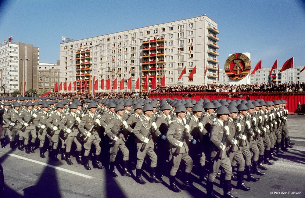 Quân đội Nhân dân CHDC Đức hoàn toàn phụ thuộc vào Moscow và trên thực tế, là một phần của Liên Xô. Trong trường hợp xảy ra xung đột vũ trang, một số sư đoàn Đức sẽ gia nhập hàng ngũ của quân đội Liên Xô. Quân đội CHDC Đức cũng được trang bị những thiết bị hiện đại nhất, tốt hơn bất kỳ lực lượng vũ trang nào khác của OVD.