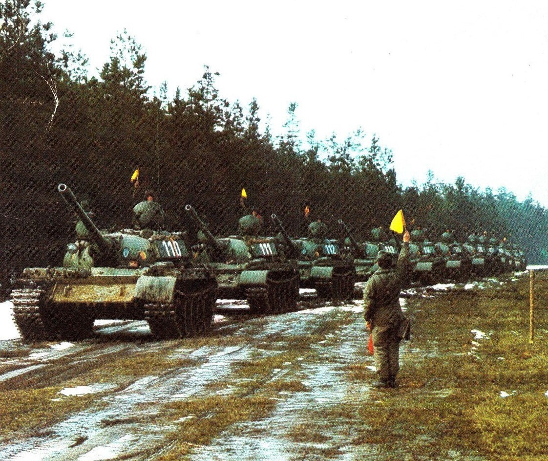 Lực lượng của lực của khối Warsaw được trang bị vũ khí và thiết bị tiên tiến, được gọi là “Nắm Đấm Thép" có số lượng gần 6.000 xe tăng và 2.000 xe dự bị khác, chủ yếu là T-64A và T-64B hiện đại hóa. Vào đầu những năm 1980, những chiếc T-80 tua-bin khí mới nhất cũng đã được biên chế tại đây.