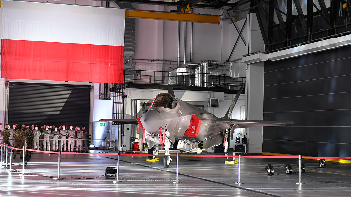 Năm ngoái, Ba Lan đã ký hợp đồng mua 32 máy bay chiến đấu F-35 thế hệ thứ 5 của Mỹ, để thay thế số máy bay còn lại của Liên Xô. Ngoài ra, hải quân Ba Lan cũng đang được quan tâm đặc biệt, từ khi gia nhập NATO, những tàu chiến từ thời Liên Xô đã bị loại bỏ. 