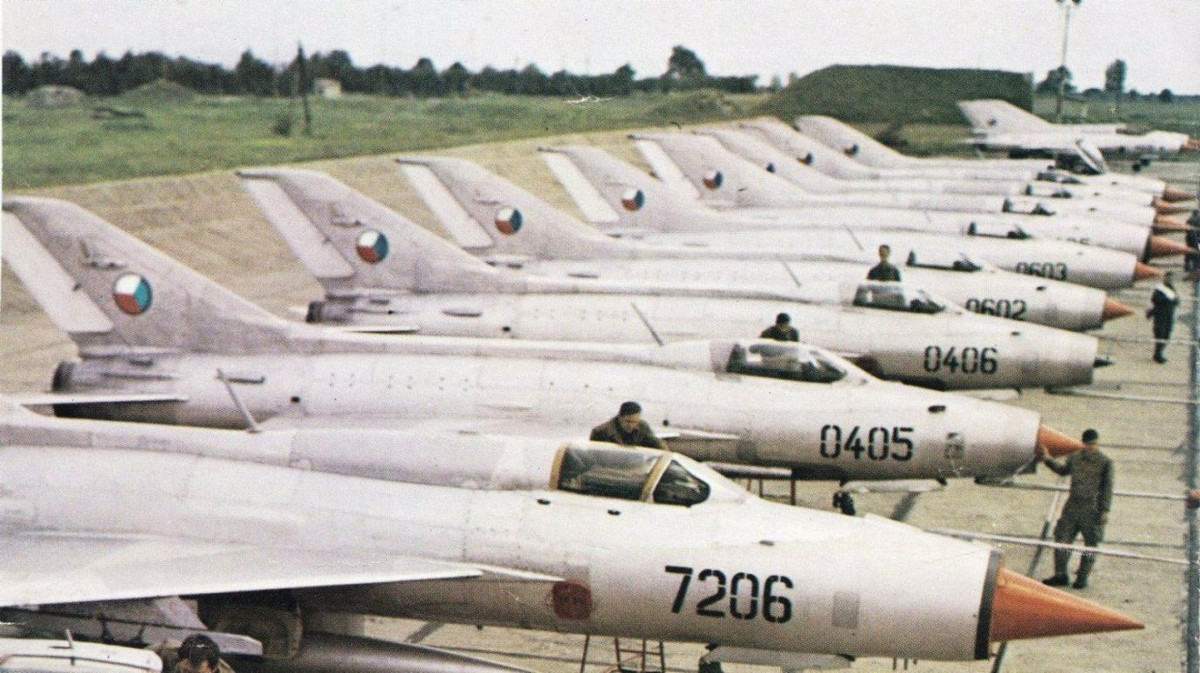 Không quân Tiệp Khắc có hàng chục máy bay chiến đấu MiG-15, MiG-21, MiG-29, máy bay cường kích Su-25 và máy bay tiêm kích ném bom siêu thanh Su-22. Sau sự sụp đổ của Tiệp Khắc thành Cộng hòa Séc và Slovakia, các thiết bị quân sự đã được phân chia.
