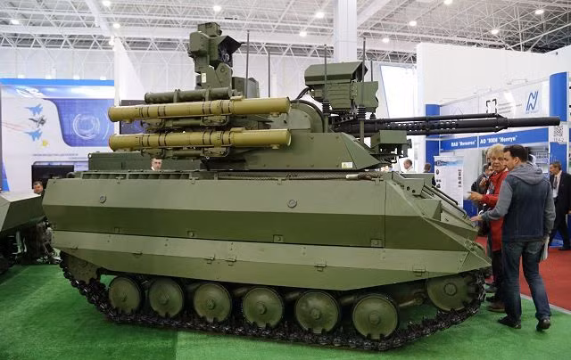 Theo thông tin, trong những tháng gần đây, quân đội Nga đã diễn tập với chiến thuật sử dụng robot trong các đội hình tấn công và phòng thủ. Tại Triển lãm quân sự Army-2021 được tổ chức vào tháng 8 vừa qua, Bộ Quốc phòng Nga đã ký hợp đồng mua một lô robot chiến đấu Uran-9.