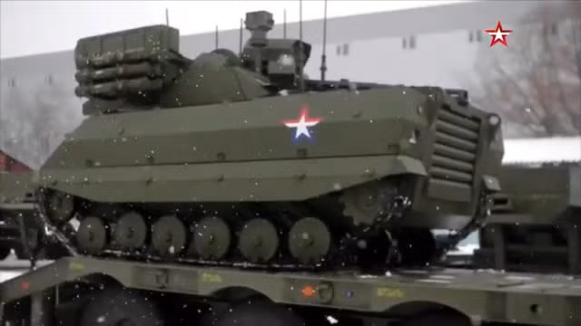 Các mẫu robot đầu tiên của hệ thống tác chiến không người lái Uran-9 đã được chuyển giao cho quân đội Nga cách đây hai năm. Sau đó, chúng được thử nghiệm thực chiến tại Syria và tiến hành cải tiến dựa trên kết quả sử dụng.