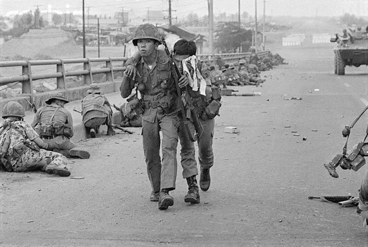 Trong trận Cầu Gềnh, tuy đã chiếm được cầu, nhưng do quân chủ lực của ta vẫn chưa tới, nên vào đêm 27, rạng sáng 28 và cả ngày 28, ngày 29, địch tổ chức nhiều đợt tấn công hòng cướp lại cây cầu huyết mạch. 