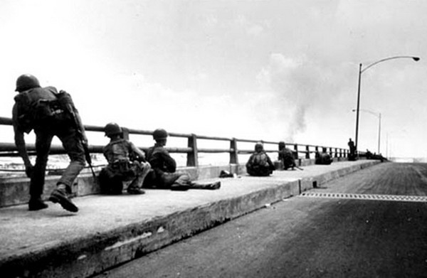 Nhiều trận đánh vang dội, nhưng chiến công quan trọng nhất góp phần vào đại thắng 46 năm về trước, chính là việc đánh giữ 14 cây cầu huyết mạch vào Sài Gòn, trong những ngày cuối cùng của Chiến dịch Hồ Chí Minh lịch sử. 