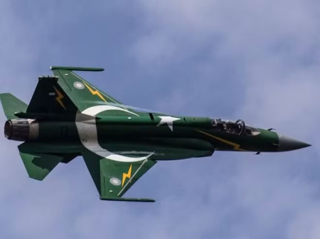 Ngày nay, không quân Pakistan không có máy bay chiến đấu ưu việt trên không và không có máy bay kiểm soát và cảnh báo sớm trên không, họ đã để thua xa đối thủ Ấn Độ rất nhiều về mọi mặt. 