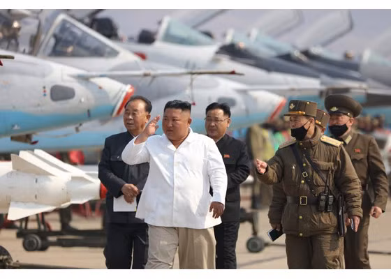 Quốc gia đứng đầu trong danh sách, không ai khác chính là Triều Tiên. Trong lịch sử, những thành công trên không của Triều Tiên đều nhờ vào người bảo trợ Liên Xô. Các phi công Triều Tiên chỉ có 20 giờ bay mỗi năm nên được xem như không huấn luyện.