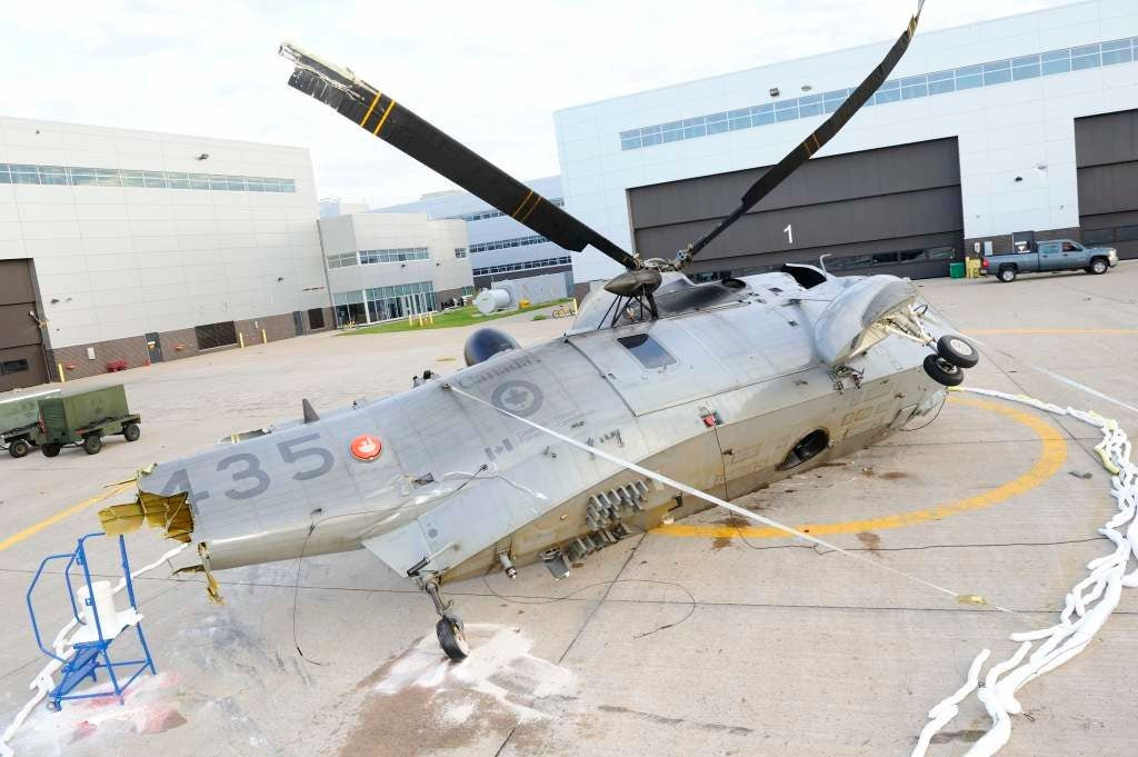 Không quân Canada đang cố gắng nâng cấp phi đội máy bay chiến đấu Hornet già cỗi, bằng dòng máy bay Super Hornet cũng không mấy khá khẩm hơn, vào thời điểm các nước còn lại của NATO đang trang bị máy bay chiến đấu F-35 hiện đại. Ngoài ra, phải kể đến phi đội trực thăng Sea King của Canada chỉ cần để bay lên không trung, thì phải mất khoảng 100 giờ bảo dưỡng cho mỗi giờ bay. 