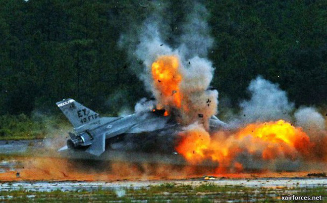 Đứng thứ ba là Không quân Pakistan, trong lịch sử đối đầu với Ấn Độ, Pakistan gần như chưa bao giờ có ưu thế trên không. Trong Chiến tranh Ấn Độ-Pakistan năm 1965, Ấn Độ chỉ sử dụng máy bay huấn luyện mà đánh tan không quân Pakistan. 