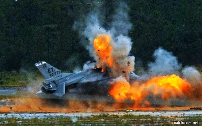 Đứng thứ ba là Không quân Pakistan, trong lịch sử đối đầu với Ấn Độ, Pakistan gần như chưa bao giờ có ưu thế trên không. Trong Chiến tranh Ấn Độ-Pakistan năm 1965, Ấn Độ chỉ sử dụng máy bay huấn luyện mà đánh tan không quân Pakistan. 