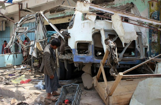 Khi cuộc xung đột ở Yemen lần đầu tiên nổ ra, Arab Saudi đã khởi động một sứ mệnh gồm 100 máy bay chiến đấu được gọi là “cơn bão quyết định” nhằm giúp đánh bật phiến quân. Nhưng chiến công lớn nhất của họ lại là ném bom trúng một đám cưới làm chết và bị thương gần 700 người.