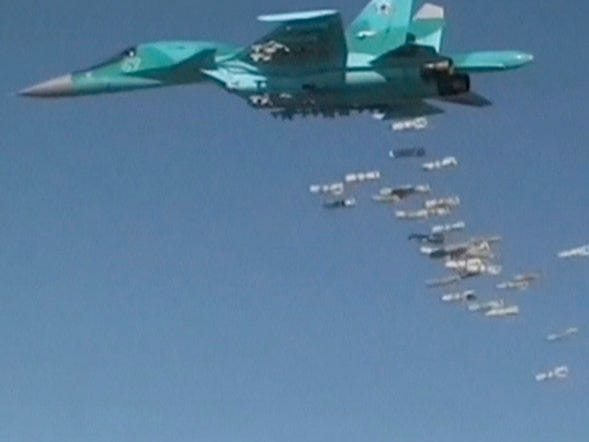 Su-35 được trang bị hệ thống định vị vệ tinh GLONASS. Ở đầu mút cánh, có gắn các thùng chứa các trạm tác chiến điện tử Khibiny, có tác dụng bảo vệ máy bay khỏi tên lửa đối phương, cũng như chế áp điện tử. Khibiny đã chứng minh tính hiệu quả, khi vô hiệu hóa hệ thống điều khiển chiến đấu, của tàu khu trục Mỹ Donald Cook.