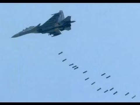 Trong gia đình Su-27 Flanker của Nga hiện nay, phiên bản hiện đại nhất là Su-35S thuộc thế hệ 4 ++, sử dụng nhiều công nghệ của máy bay chiến đấu tàng hình thế hệ 5 Su-57. Radar mặc dù chưa phải là loại mảng pha quét điện tử chủ động, nhưng có thể theo dõi một lúc 30 mục tiêu trên không, 4 mục tiêu mặt đất và đồng thời tiến công 8 mục tiêu nguy hiểm nhất.