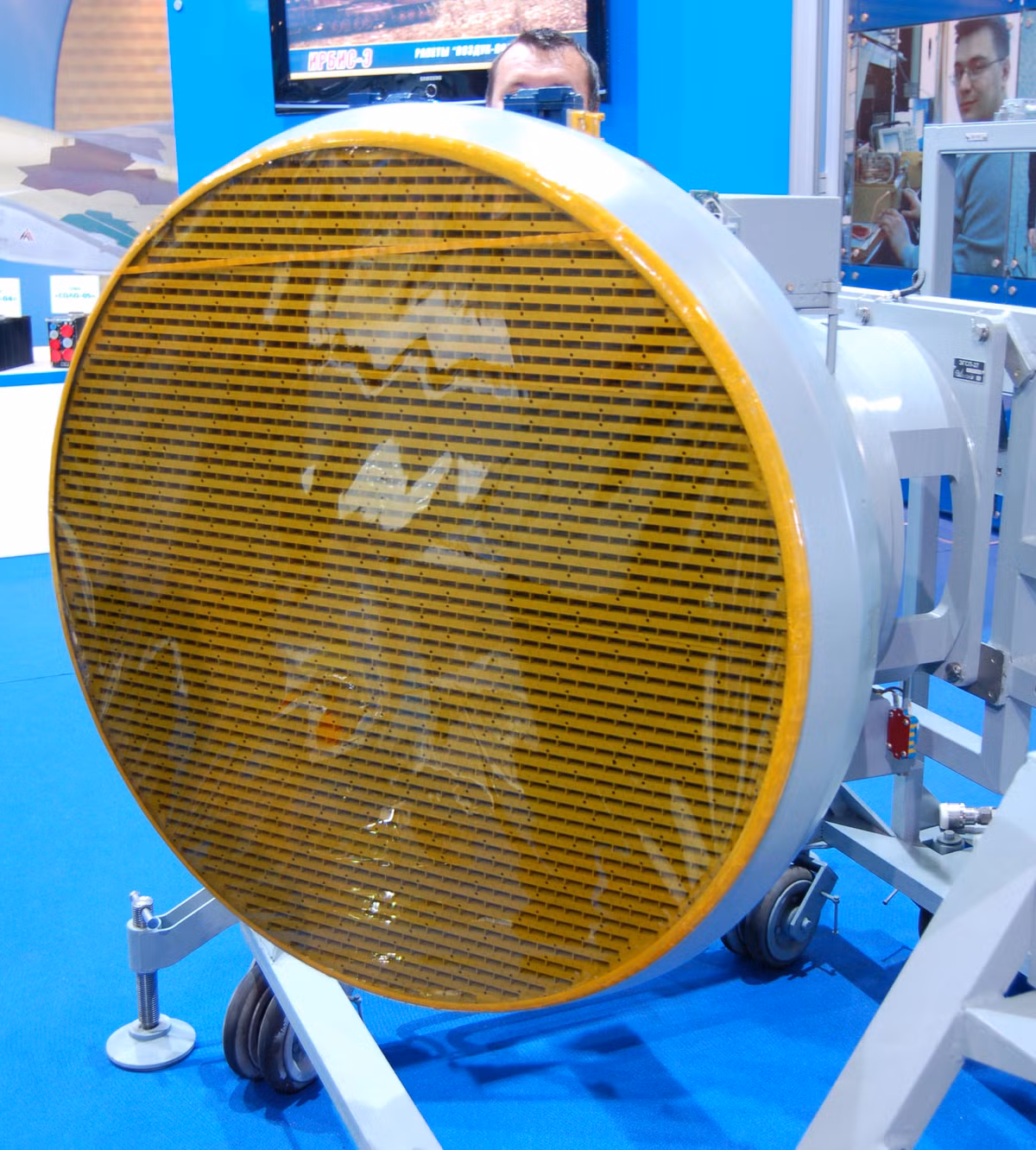 Một số chuyên gia phương Tây tự tin rằng, Su-30/35 sẽ chiến thắng trước đối thủ Typhoon; đặc biệt là Su-35 được trang bị radar mảng pha quét điện tử thụ động đa chế độ Irbis-E, có thể phát hiện mục tiêu ở cự ly đến 400 km; trong khi Typhoon chỉ có thể phát hiện mục tiêu tối đa 300 km.