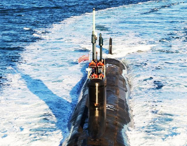 Đáng chú ý trong 3 tàu trên, là tàu ngầm chạy bằng năng lượng hạt nhân lớp Ohio mang tên Georgia. Có thông tin cho rằng, tàu ngầm này đã nạp đầy 154 tên lửa hành trình Tomahawk và sẵn sàng tấn công Iran bất cứ lúc nào. Ảnh: Tàu ngầm USS Georgia - Nguồn: Hải quân Mỹ.