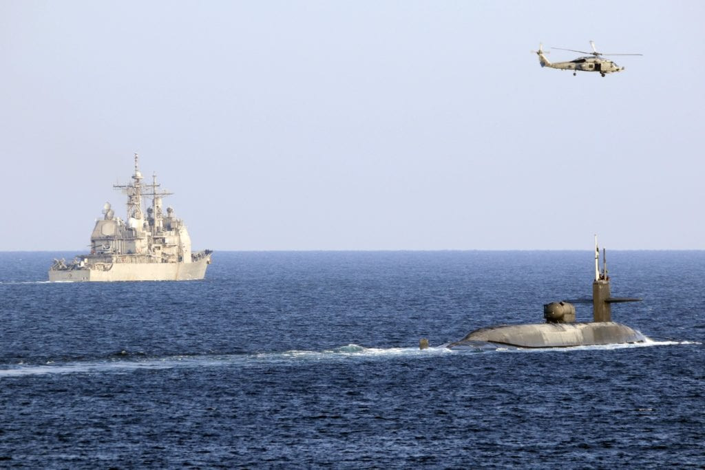 Theo Hãng tin Sky News của Anh, tàu ngầm USS Georgia (SSGN 729) của Hải quân Mỹ, đã tiến vào Vịnh Ba Tư, cùng với các tàu tuần dương mang tên lửa dẫn đường USS Port Royal (CG 73) và USS Philippine Sea (CG 58) đã đi qua eo biển Hormuz để tiến vào Vịnh Ba Tư. Ảnh: Tàu ngầm USS Georgia và tàu tuần dương tiến qua eo Hormuz - Nguồn: Hải quân Mỹ.