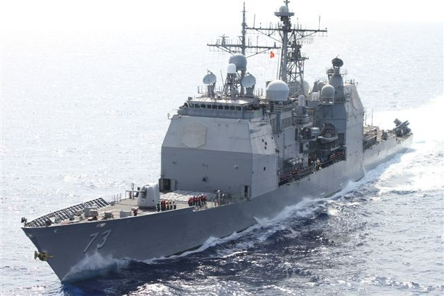 Việc quân đội Mỹ và Israel tiến hành các hoạt động quân sự mạnh mẽ ở Vịnh Ba Tư và thẳng tay nhằm vào Iran, đã khiến tình hình trong khu vực trở nên căng thẳng hơn; giữa Mỹ, Iran và Israel có thể xảy ra cuộc tiến công bằng tên lửa và không quân tầm xa, nếu các bên không thực sự kiềm chế. Ảnh: Tàu tuần dương USS Port Royal (CG 73) tại Vịnh Ba Tư - Nguồn: Hải quân Mỹ.