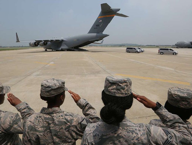 Theo New York Times, các căn cứ của Mỹ ở Trung Đông cách Afghanistan khoảng 1.800 km theo đường thẳng. Nếu máy bay chiến đấu của Mỹ cất cánh từ đó đến Afghanistan, chúng phải tiếp nhiên liệu trên không; đồng thời do thời gian bay quá dài, dẫn đến phi công rất mệt mỏi.