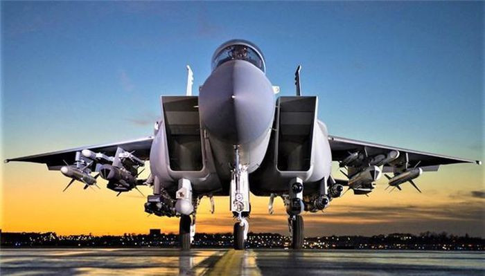 Về tính năng, F-15EX không có tính năng tàng hình, và nghiễm nhiên thua kém F-35A khi thực hiện nhiệm vụ tiến công vào những vùng có lực lượng phòng không mạnh. Tuy nhiên, F-15EX nhanh hơn và có tầm bay xa hơn, nên nó phù hợp với nhiệm vụ đánh chặn hơn F-35A.