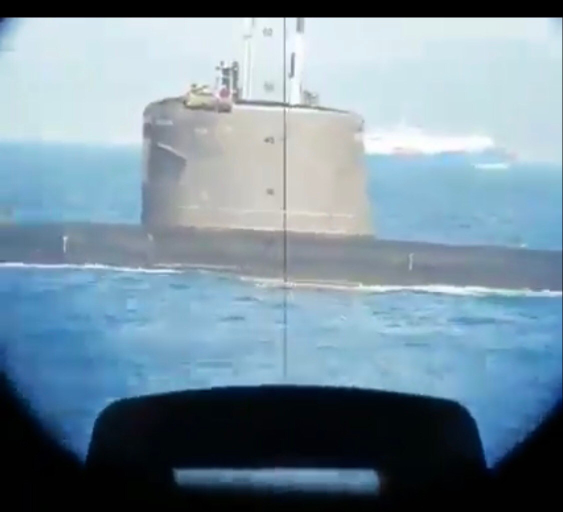 Tàu ngầm SNA Emeraude số hiệu S-604 lớp Rubis của Hải quân Pháp thực hiện chuyến tuần tra trên Biển Đông được quay lại từ kính quan sát của một tàu Hải quân Indoneisa tham gia diễn tập chung. Hỗ trợ tàu ngầm là tàu BSAM Seine.