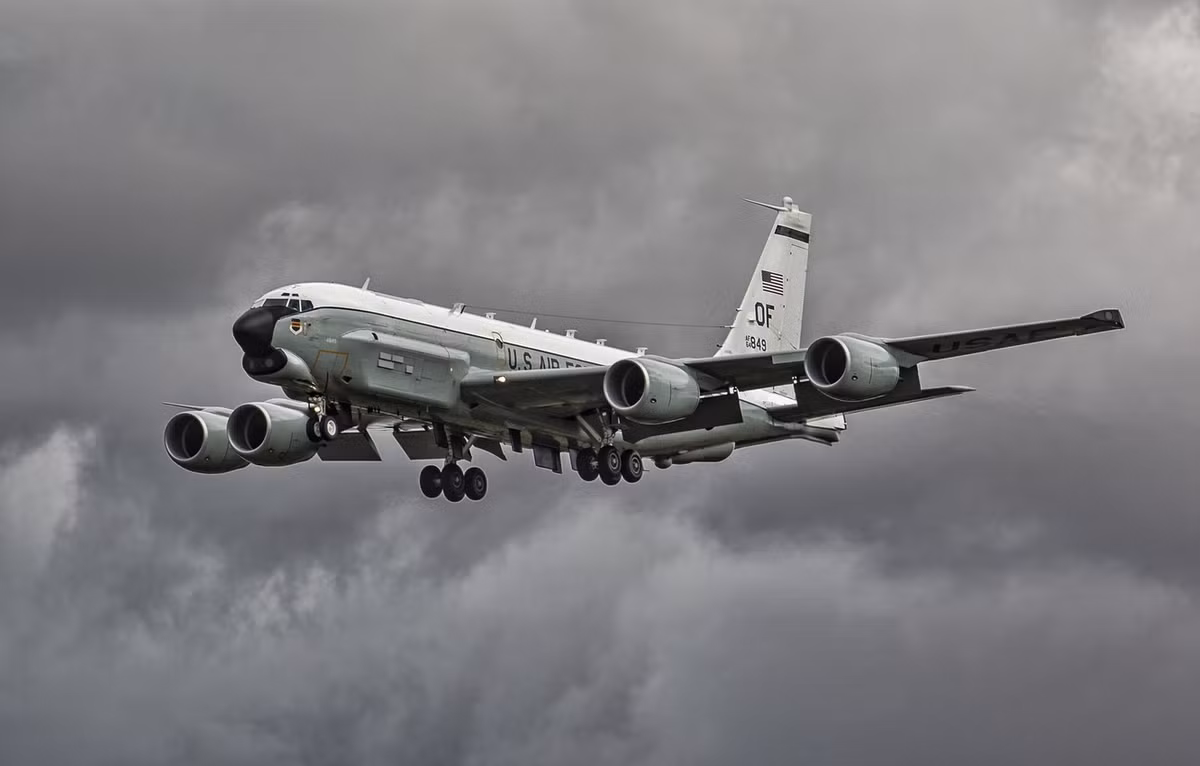 Khoảng cách gần nhất mà chiếc RC-135U tiếp cận với đường cơ sở của lãnh hải Trung Quốc là chỉ 25,33 hải lý (khoảng 46,9 km), một lần nữa lập kỷ lục mới nhất về khả năng "trinh sát tiếp cận" Đại lục, của máy bay quân sự Mỹ.