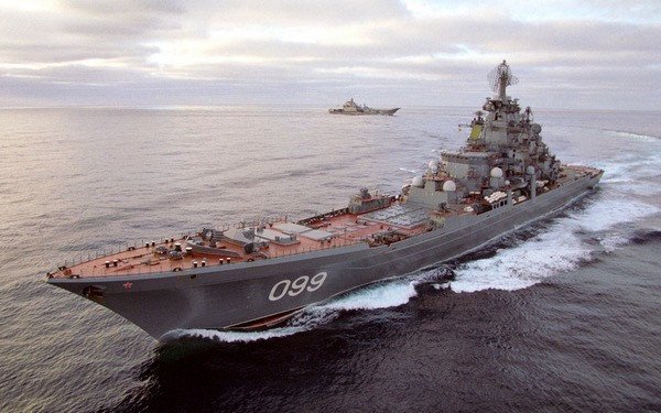 Hiện nay, Hải quân Nga vẫn đang duy trì những chiến hạm mặt nước chủ lực cốt cán của mình là những tàu chiến cũ của Hải quân Liên Xô. Có thể kể đến như tàu sân bay duy nhất Đô đốc Kuznetsov, tàu tuần dương hạt nhân Peter Đại đế, các tàu khu trục chống ngầm Udaloy, tàu tuần dương lớp Slava, tàu đổ bộ Ropucha cùng nhiều loại tàu khác.