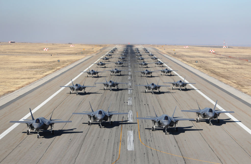 Quân đội Mỹ sở hữu gần 2.100 máy bay chiến đấu, 967 trực thăng vũ trang, hơn 900 máy bay vận tải đường không và máy bay chuyên dụng. Nhiều loại máy bay chiến đấu, ném bom là độc quyền chỉ Quân đội Mỹ mới có.