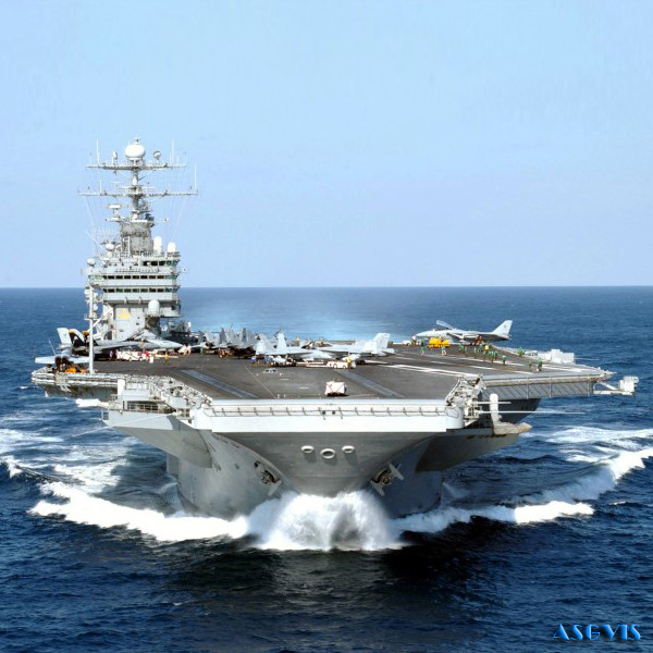 Không chỉ trên không, trên các đại dương, Hải quân Mỹ cũng thống trị từ khi kết thúc Thế chiến hai; hiện tại Hải quân Mỹ có 11 tàu sân bay và 91 tàu khu trục mang tên lửa dẫn đường, được trang bị hệ thống chiến đấu Aegis.