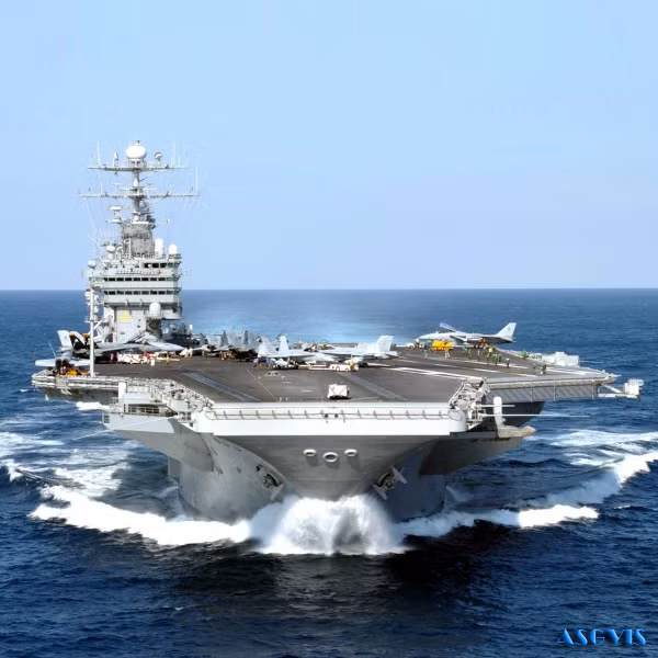 Không chỉ trên không, trên các đại dương, Hải quân Mỹ cũng thống trị từ khi kết thúc Thế chiến hai; hiện tại Hải quân Mỹ có 11 tàu sân bay và 91 tàu khu trục mang tên lửa dẫn đường, được trang bị hệ thống chiến đấu Aegis.