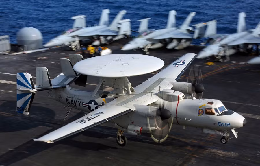 Bên cạnh đó, các tàu sân bay Trung Quốc hiện chưa trang bị máy phóng, nên chưa thể trang bị máy bay chỉ huy cảnh báo sớm trên không như máy bay E-2C của tàu sân bay Mỹ, nên khả năng chiến đấu của tiêm kích hạm Trung Quốc càng kém hơn nữa.