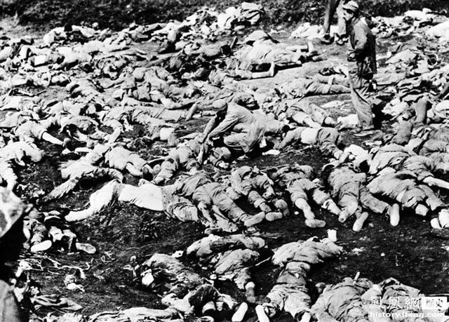 Điểm mạnh của chiến thuật này là thị uy được sức mạnh trên chiến trường, áp đảo đối phương về số lượng, không đòi hỏi trang bị, khí tài đầy đủ. Tuy nhiên, nó sẽ làm tiêu hao sinh lực rất nhanh và hoàn toàn không phù hợp với chiến tranh hiện đại. Nguồn ảnh: Sina.