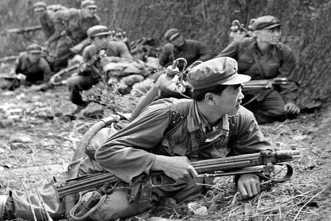 Sau này, chiến thuật của Trung Quốc đã được cải tiến theo phương pháp bài bản hơn, có yêu cầu tỉ mỉ về hỏa lực và không còn chuyện chỉ dàn quân ra đánh như trước. Nguồn ảnh: Sina.