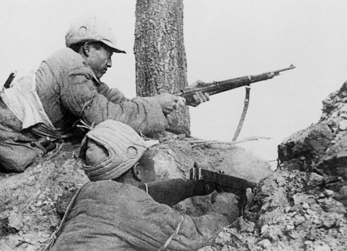 Chiến thuật “tam tam” thường được sử dụng khi quân đội chỉ còn cách mục tiêu 200 m, lực lượng được bố trí thành các tổ 3 người, làm thành các đội hình xung phong. Nguồn ảnh: Sina.