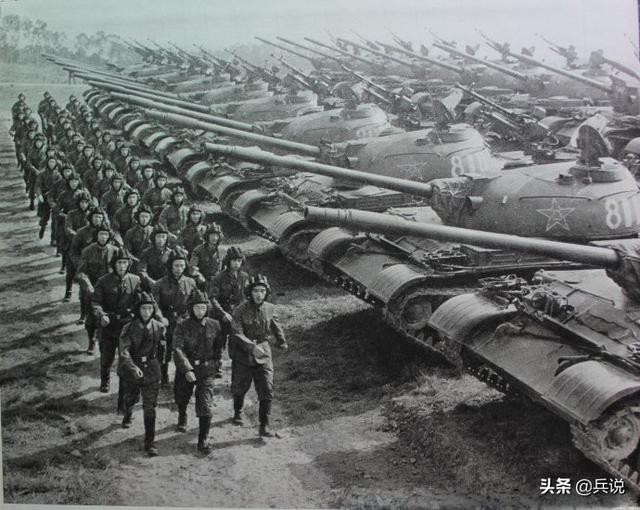 Ngoài chiến thuật biển người thì Trung Quốc cũng còn áp dụng cả chiến thuật biển xe tăng để áp đảo. Họ dùng lực lượng xe tăng lớn, xe thiết giáp để uy hiếp đối phương. Nguồn ảnh: Sina.