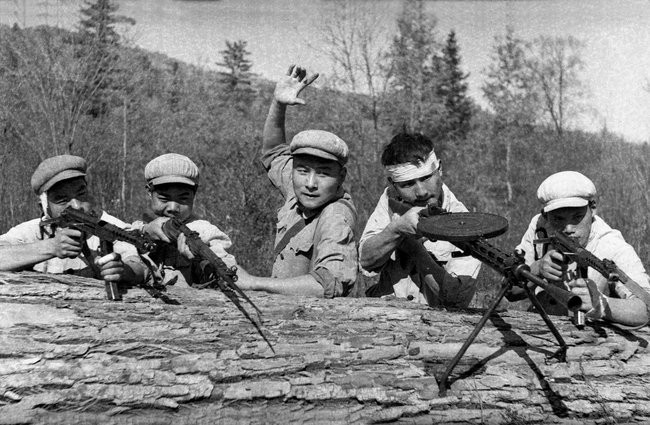 Quân đội Trung Quốc không ngây ngô dàn hàng ngang để làm mồi cho súng máy thay vào đó, họ đã chia thành hàng trăm tổ 3 người đi cùng nhau, bắn yểm trợ cho nhau và không đi thành từng đoàn, từng hàng tránh bị hỏa lực mạnh tiêu diệt theo cụm. Nguồn ảnh: Sina.
