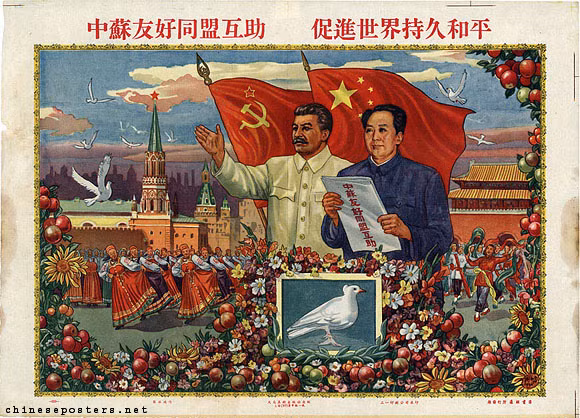 Sau khi nước Trung Hoa mới được thành lập, Moscow và Bắc Kinh đã ký Hiệp ước Hữu nghị, Liên minh và Tương trợ Trung-Xô vào tháng 2/1950. Theo Hiệp ước, nếu một trong hai nước bị nước khác tấn công, thì quốc gia kia sẽ sử dụng mọi nguồn lực của mình, để cung cấp quân sự và viện trợ khác.