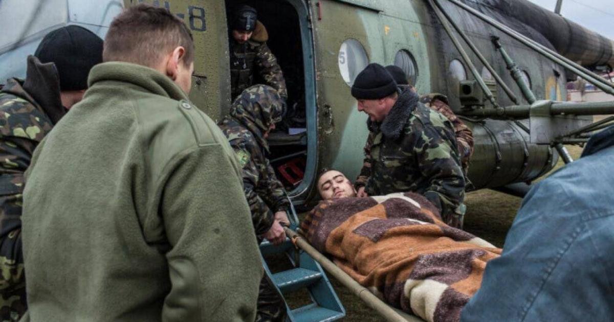 Hai binh sĩ Ukraine đã bị bắn trọng thương vào ngày 5 tháng 4 bởi một tay súng bắn tỉa của Nga gần thành phố tiền tuyến Zolotogo-4 và Avdiyivky, theo một tuyên bố của lực lượng vũ trang Ukraine.