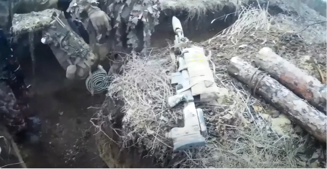 Vũ khí chính của đội bắn tỉa là súng trường bắn tỉa AX, đây là một khẩu súng trường bắn tỉa được sản xuất ở Anh, là phiên bản mới nhất của súng trường AW50 và được chế tạo để chịu được việc sử dụng nhiều và liên tục. Được giới chuyên gia đánh giá là một trong những khẩu súng nguy hiểm với độ chính xác cao và có thể sử dụng trong cả điều kiện khắc nghiệt.