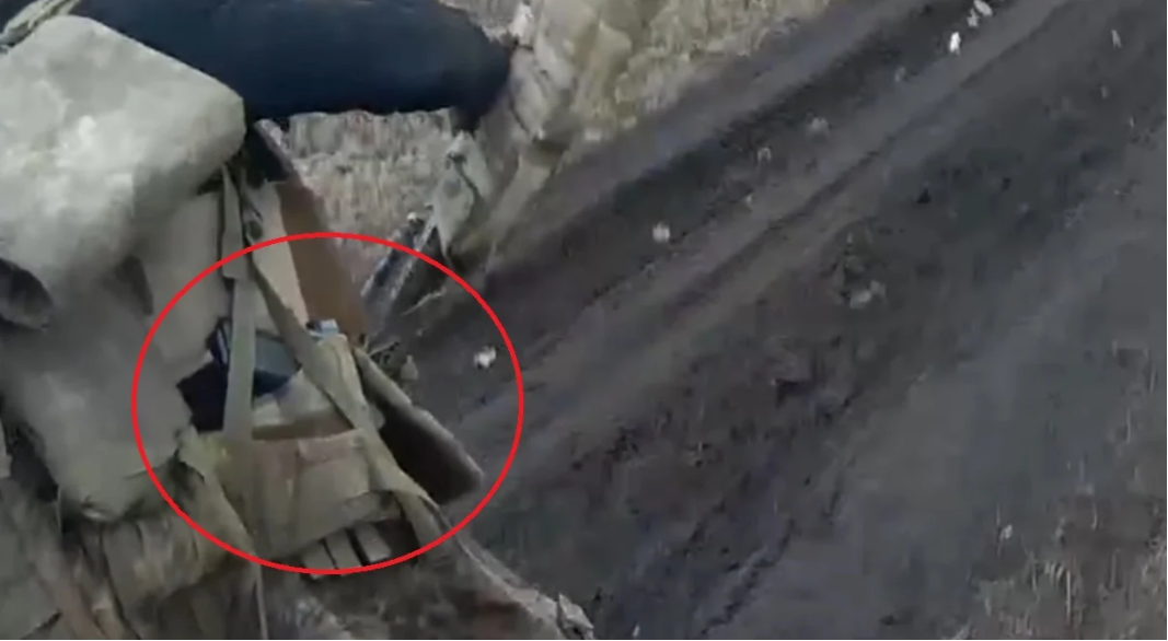 Ngoài súng bắn tỉa AX, người ta cũng phát hiện ra súng ngắn Glock 17 được sử dụng trong đội bắn tỉa, là một loại súng ngắn bán tự động được sản xuất bởi công ty Glock GmbH của Áo. Súng được ưa chuộng vì tốc độ bắn nhanh, trọng lượng nhẹ, hộp tiếp đạn chưa nhiều đạn và đa dạng về chủng loại.