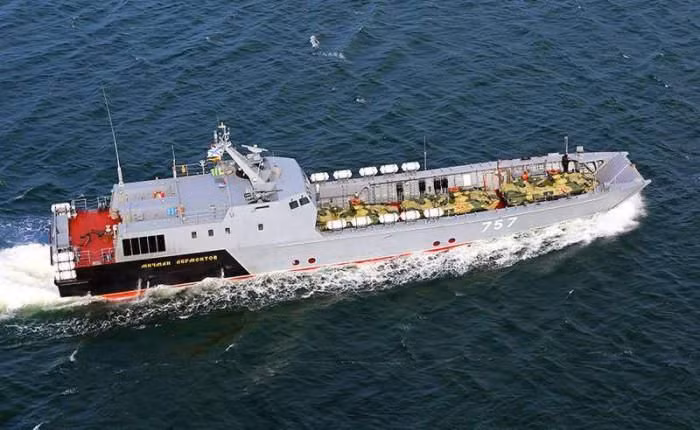 Đồng thời mới đây nhất Nga cũng đã di chuyển những đơn vị hải quân từ Caspi tới để tăng cường khả năng đổ bộ cho Hạm đội Biển Đen bằng các loại tàu pháo và tàu đổ bộ.