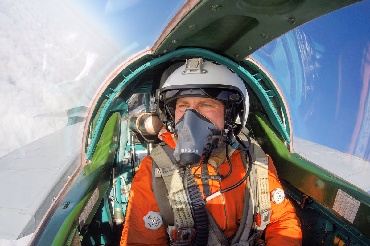 Máy tính của máy bay tự động nạp dữ liệu mục tiêu vào tên lửa, và 4 hình tam giác xuất hiện trên mục tiêu được chiếu sáng ở mũ hiển thị. Một nữ quân nhân làm nhiệm vụ kiểm soát từ trung tâm điều khiển mặt đất có tên Rita phát lệnh “tấn công”.