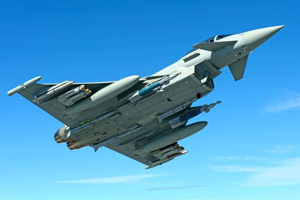 Eurofighter Typhoon được trang bị pháo hàng không ổ quay Mauser BK27mm gắn bên trong để không chiến tầm gần và có 13 mấu treo vũ khí dưới cánh và thân, với khả năng mang trọng tải vũ khí lên tới 8 tấn. Chiếc Eurofighter Typhoon đầu tiên dự kiến sẽ được biên chế cho Không quân Qatar vào năm 2022.