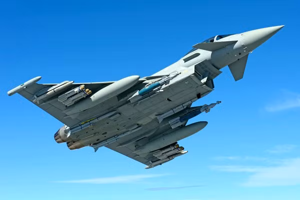 Eurofighter Typhoon được trang bị pháo hàng không ổ quay Mauser BK27mm gắn bên trong để không chiến tầm gần và có 13 mấu treo vũ khí dưới cánh và thân, với khả năng mang trọng tải vũ khí lên tới 8 tấn. Chiếc Eurofighter Typhoon đầu tiên dự kiến sẽ được biên chế cho Không quân Qatar vào năm 2022.