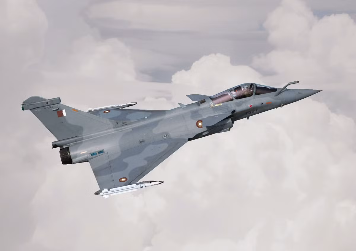 Doha đã ký một hợp đồng trị giá 6 tỷ USD với Dassault Aviation để mua 24 chiến đấu cơ đa năng Rafale. 12 chiếc nữa đã được đặt hàng vào năm 2018, nâng phi đội Rafale lên 36 chiếc (bằng của Ấn Độ). Hơn nữa, Qatar có quyền lựa chọn mua thêm 36 chiếc Rafales nữa.