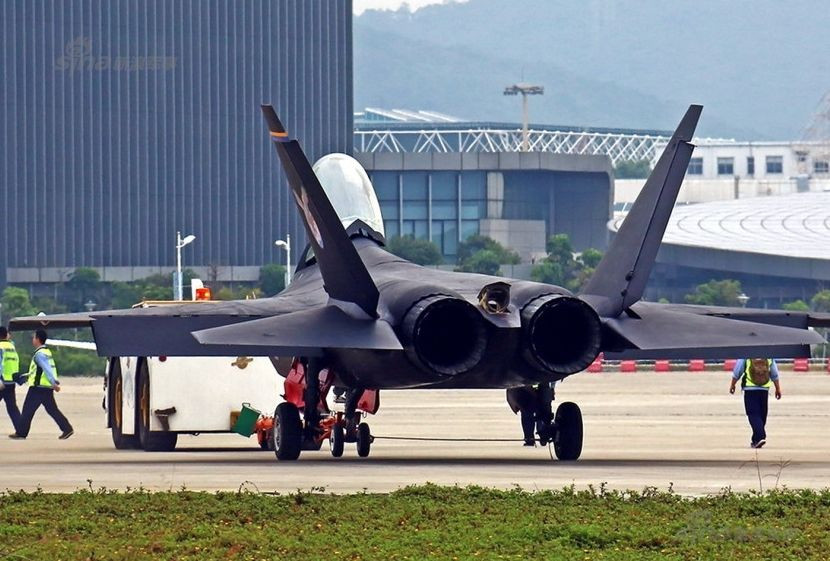Theo các chuyên gia phân tích đợt hiện đại hóa mới nhất của FC-31 được thực hiện theo yêu cầu của PLA và rất có thể chiếc máy bay này sẽ được đưa vào biên chế. Tuy nhiên, điều đó vẫn chưa đủ để bảo đảm tương lai cho dòng máy bay đầy kỳ vọng này của Trung Quốc. Nguồn ảnh: Flickr.
