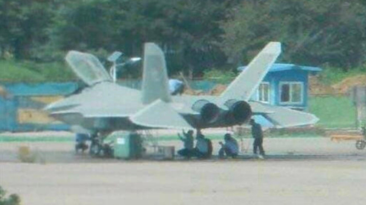 Vì vậy, mặc dù đã có tuổi đời đáng kể nhưng chiến đấu cơ FC-31 vẫn không thể tiến xa hơn ngoài việc thử nghiệm và các chiến dịch quảng cáo. Các nỗ lực đang được thực hiện để cải tiến chiếc máy bay này, nhưng triển vọng thực sự của nó vẫn chưa rõ ràng.