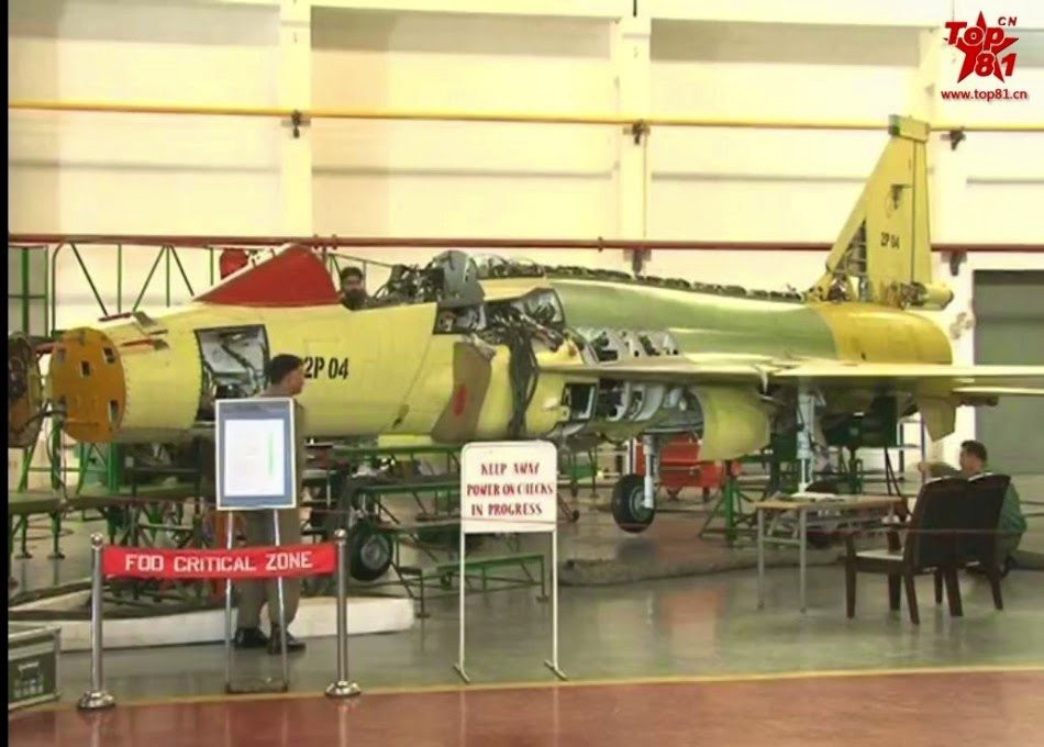 Pakistan cũng nhận thấy rằng, so với các máy bay chiến đấu hiện đại, chi phí vận hành và bảo dưỡng JF-17 rất cao. Liên doanh sản xuất JF-17, phía Pakistan chiếm 58% và để giảm giá thành, Pakistan đã nhập vật liệu và các các hệ thống quan trọng từ Trung Quốc, và lắp ráp JF-17 tại nhà máy sản xuất tại Pakistan.