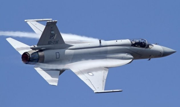 JF-17 thậm chí còn không có tên lửa tầm xa hiệu quả và radar đường không tiên tiến. Dù được khẳng định là loại máy bay chiến đấu tiên tiến nhất của Không quân Pakistan (chỉ xếp sau F-16), nhưng bán kính hoạt động và khả năng mang vũ khí hạn chế; vũ khí mang theo cung không cũng không được hiện đại. 