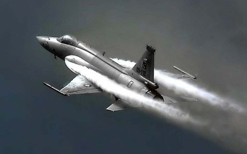 Hiện có 5 phi đội JF-17 trong Không quân Pakistan và một phi đội huấn luyện có thể được thành lập trong tương lai. JF-17 hiện có hai phiên bản, Block1 và Block2. Phiên bản Block3 tiên tiến hơn, sẽ được trang bị hệ thống điện tử hàng không tốt hơn và radar mảng pha chủ động, vẫn đang trong giai đoạn phát triển.
